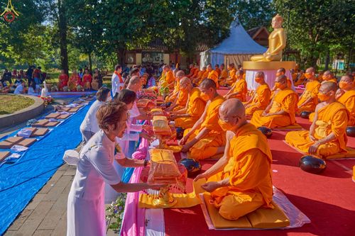 ภาพ No.68353:พิธีตักบาตร ณ พระมหาเจดีย์บรมพุทโธ ประเทศอินโดนีเซีย วันที่ 18 ธันวาคม พ.ศ. 2565