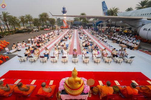 ภาพ No.321023:วันอาทิตย์ที่ ๑๒ เมษายน พ.ศ ๒๕๖๙ พิธีตักบาตรปี๋ใหม่เมืองพระภิกษุสงฆ์ ๓๓๙ รูป  อุทิศถวายพระราชกุศลสมเด็จพระนางสิริกิติ์  พระบรมราชินีนาถ พระบรมราชชนนีพันปีหลวง และฉลองเมืองแม่แตงครบรอบ ๑๑๙ ปี ณ ลานโรงแรมแอร์ไดมอนด์ อำเภอแม่แตง จังหวัดเชียงใหม่