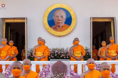 ภาพ No.73368:พิธีจุดประทีปถวายเป็นพุทธบูชา และบูชาธรรมมหาปูชนียาจารย์ ในโครงการธรรมยาตรากตัญญูบูชา มหาปูชนียาจารย์ พระมงคลเทพมุนี(สด จนฺทสโร) พระผู้ปราบมาร ปีที่ 11 ณ อนุสรณ์สถานลำดับที่ 4 สถานที่เกิดด้วยกายธรรม วัดโบสถ์ (บน) บางคูเวียง อ.บางกรวย จ.นนทบุรี วันที่ 21 