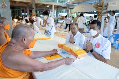 ภาพ No.71292:พิธีถวายภัตตาหารเป็นสังฆทาน แด่คณะพระธรรมยาตราฯ ในโครงการธรรมยาตรากตัญญูบูชา มหาปูชนียาจารย์ พระมงคลเทพมุนี(สด จนฺทสโร) พระผู้ปราบมาร อนุสรณ์สถาน 7 แห่ง ปีที่ 11 วันที่ 15 มกราคม พ.ศ. 2566