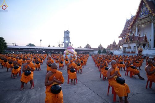ภาพ No.73530:พิธีตักบาตรพระธรรมยาตราฯ ในโครงการธรรมยาตรากตัญญูบูชา มหาปูชนียาจารย์ พระมงคลเทพมุนี(สด จนฺทสโร) พระผู้ปราบมาร ปีที่ 11 ณ อนุสรณ์สถานลำดับที่ 4 สถานที่เกิดด้วยกายธรรม วัดโบสถ์ (บน) บางคูเวียง อ.บางกรวย จ.นนทบุรี วันที่ 22 มกราคม พ.ศ. 2566