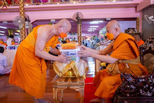 ภาพ No.73696:พิธีเจริญพระพุทธมนต์ ปฏิบัติธรรม มอบทุนการศึกษา ถวายสังฆทาน 106 วัด เพื่อถวายเป็นพุทธบูชา และขับเคลื่อนโครงการหมู่บ้านรักษาศีล 5  โดยคณะสงฆ์จังหวัดนนทบุรี คณะศิษยานุศิษย์วัดพระธรรมกาย โครงการธรรมยาตราฯ ปีที่ 11 ณ วัดตะเคียน อ.บางกรวย จ.นนทบุรี วันที่ 21 