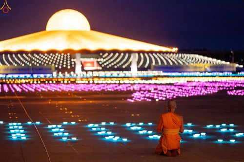 ภาพ No.345880:วันพฤหัสบดีที่ 27 สิงหาคม พ.ศ.2569 พิธีฉลองชัยสวดมนต์บทธัมมจักกัปปวัตตนสูตร 8,657,585,858 จบ ณ มหารัตนวิหารคด วัดพระธรรมกาย