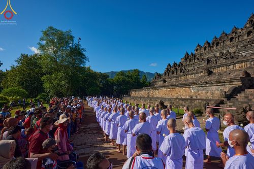 ภาพ No.68181:พิธีเวียนประทักษิณ และวันทาพระมหาเจดีย์บรมพุทโธ ของนาคธรรมทายาท ประเทศอินโดนีเซีย วันที่ 17 ธันวาคม พ.ศ. 2565