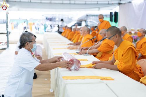 ภาพ No.69898:พิธีถวายภัตตาหารเป็นสังฆทาน แด่คณะพระธรรมยาตราฯ ในโครงการธรรมยาตราฯ ปีที่ 11 ณ อนุสรณ์สถานมหาวิหารพระมงคลเทพมุนี อ.สองพี่น้อง จ.สุพรรณบุรี วันที่ 9 มกราคม พ.ศ. 2566