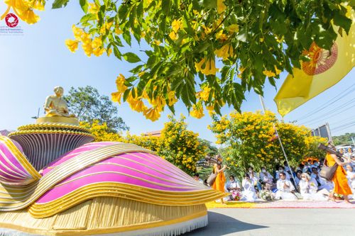 ภาพ No.106120:พิธีต้อนรับพระธรรมยาตรา ชุด 2 ในโครงการธรรมยาตรากตัญญูบูชา มหาปูชนียาจารย์  พระมงคลเทพมุนี(สด จนฺทสโร) พระผู้ปราบมาร  อนุสรณ์สถาน 7 แห่ง ปีที่ 12  วันที่ 3 มกราคม พ.ศ. 2567  ณ อนุสรณ์สถานโลตัสแลนด์ จ.สุพรรณบุรี