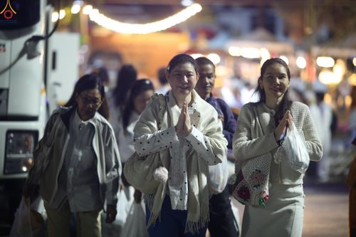 ภาพ No.284133:วันเสาร์ที่ 20 ธันวาคม พ.ศ.2568  พิธีตักบาตรพระ 10,000 รูป เนื่องในโอกาส 194 ปี จังหวัดกาญจนบุรี และอุทิศส่วนกุศลให้แด่บรรพชนทั้งหลาย บริเวณถนนสองแคว (Skywalk) เมืองกาญจนบุรี