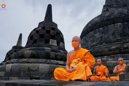 ภาพ No.68587:พระภิกษุสามเณรธรรมทายาท ปฎิบัติธรรม ณ มหาเจดีย์บรมพุทโธ ประเทศอินโดนีเซีย วันที่ 26 ธันวาคม พ.ศ. 2565