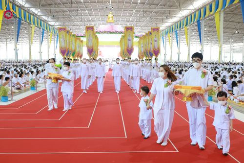 ภาพ No.92231:พิธีทอดกฐินธรรมชัยเพื่อสร้างอาคาร 115 ปี คุณยายอาจารย์มหารัตนอุบาสิกาจันทร์ ขนนกยูง อาทิตย์ต้นเดือนที่ 5 พฤศจิกายน พ.ศ. 2566 ณ วัดพระธรรมกาย จ.ปทุมธานี