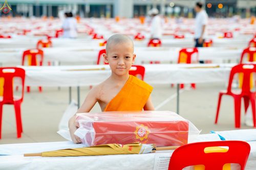 ภาพ No.322550:วันที่ 17 เมษายน พ.ศ.2569 การเรียงกล่องไทยธรรม เรียงน้ำดื่ม เรียงร่ม ณ ลานธรรมพระมหาธรรมกายเจดีย์ เพื่องานถวายมหาสังฆทาน 40,000 กว่าวัดทั่วประเทศ วันคุ้มครองโลก 22 เมษายน พ.ศ.2569 วัดพระธรรมกาย