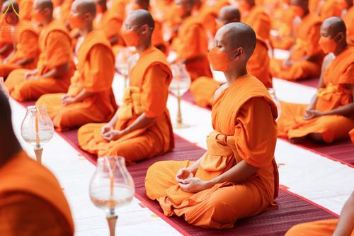 ภาพ No.69311:พิธีจุดประทีปถวายเป็นพุทธบูชา และบูชาธรรมมหาปูชนียาจารย์ ในโครงการธรรมยาตรากตัญญูบูชา มหาปูชนียาจารย์ พระมงคลเทพมุนี(สด จนฺทสโร) พระผู้ปราบมาร ปีที่ 11 ณ อนุสรณ์สถานมหาวิหารพระมงคลเทพมุนี อ.สองพี่น้อง จ.สุพรรณบุรี