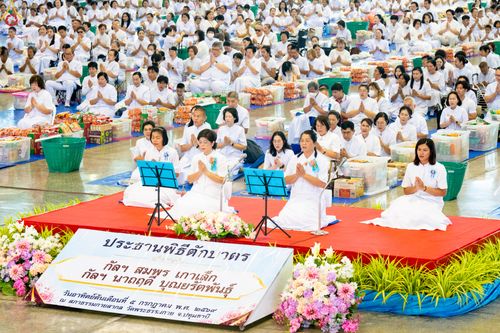 ภาพ No.337573:วันอาทิตย์ต้นเดือน 5 กรกฎาคม พ.ศ.2569 พิธีตักบาตรข้าวสารอาหารแห้ง  ณ บ้านแก้วเรือนทองคุณยายฯ วัดพระธรรมกาย