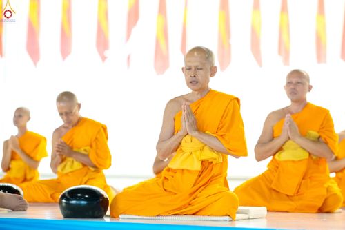 ภาพ No.327894:วันที่ 3 พฤษภาคม พ.ศ.2569 พิธีตักบาตร ข้าวสารอาหารแห้ง ณ บ้านแก้วเรือนทองคุณยายอาจารย์ฯ วัดพระธรรมกาย