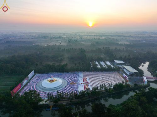 ภาพ No.70506:พิธีตักบาตรพระธรรมยาตราฯ ในโครงการธรรมยาตรากตัญญูบูชา มหาปูชนียาจารย์ พระมงคลเทพมุนี(สด จนฺทสโร) พระผู้ปราบมาร ปีที่ 11 ณ อนุสรณ์สถานลำดับที่ 2 สถานที่ตั้งมโนปณิธานบวชตลอดชีวิต อนุสรณ์สถานคลองบางนางแท่น อ.สามพราน จ.นครปฐม วันที่ 14 มกราคม พ.ศ. 2566