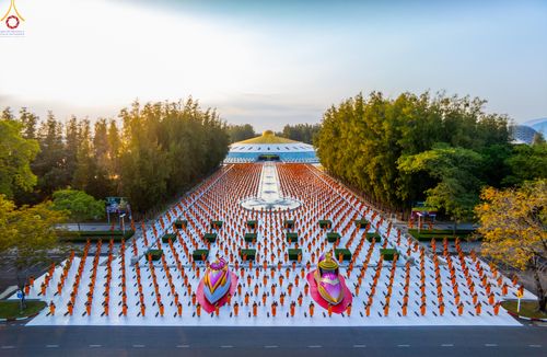 ภาพ No.281665:วันที่ 24 ธันวาคม พ.ศ.2568 พระธรรมยาตรา ปฏิบัติธรรม และถ่ายภาพหมู่ประวัติศาสตร์ ณ ลานหน้ามหาวิหารพระมงคลเทพมุนีฯ วัดพระธรรมกาย