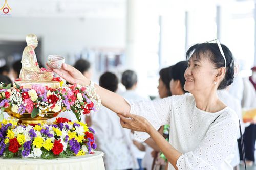 ภาพ No.322275:วันที่ 13 เมษายน พ.ศ.2569 สาธุชนสรงน้ำพระ เนื่องในวันสงกรานต์ ณ หอฉันคุณยายอาจารย์ วัดพระธรรมกาย