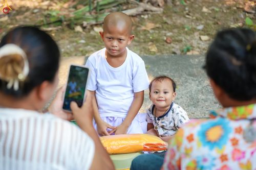 ภาพ No.317972:วันพฤหัสบดีที่ 2 เมษายน พ.ศ.2569 พิธีปลงผม , พิธีขอขมามอบบาตรและผ้าไตร , พิธีบรรพชาสามเณร จำนวน 28 รูป   ณ วัดโซกเป็ดอภิญญาโณ ต.เมืองเก่า อ.เมือง จ.สุโขทัย