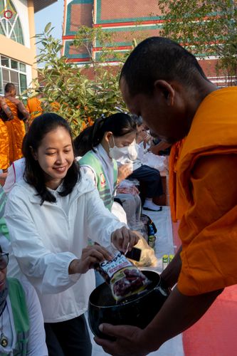 ภาพ No.294534:วันที่ 14 มกราคม พ.ศ. 2569 พิธีตักบาตรพระธรรมยาตรา ณ วัดสองพี่น้อง ต.ต้นตาล อ.สองพี่น้อง จ.สุพรรณบุรี ในโครงการธรรมยาตรา กตัญญูบูชา มหาปูชนียาจารย์ พระมงคลเทพมุนี(สด จนฺทสโร) พระผู้ปราบมาร อนุสรณ์สถาน 7 แห่ง ปีที่ 14