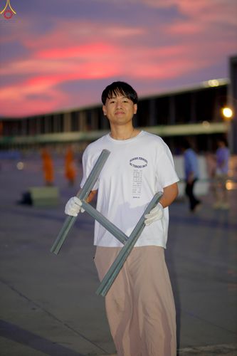 ภาพ No.326936:วันที่ 1 พฤษภาคม พ.ศ.2569 พระภิกษุ สามเณร เจ้าหน้าที่ สาธุชน ร่วมกันเก็บงาน ณ ลานธรรม วัดพระธรรมกาย