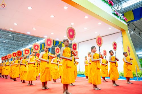 ภาพ No.338924:วันอาทิตย์ที่ 12 กรกฎาคม พ.ศ.2569 พิธีมุทิตาผู้สอบได้เปรียญธรรม ประโยค 1-2 ถึง ป.ธ.9 และ บ.ศ.1-2 ถึง บ.ศ.6 สำนักศาสนศึกษาวัดพระธรรมกาย ประจำปี 2569, พิธีมอบตราตั้งแต่งตั้งอาจารย์ใหญ่ สำนักศาสนศึกษาวัดพระธรรมกาย
