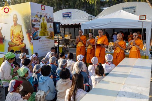 ภาพ No.292707:วันที่ 12 มกราคม พ.ศ. 2569 พิธีถวายภัตตาหารเป็นสังฆทาน แด่พระธรรมยาตรา ณ อนุสรณ์สถานมหาวิหารพระมงคลเทพมุนี (โลตัสแลนด์) อ.สองพี่น้อง จ.สุพรรณบุรี ในโครงการธรรมยาตรา กตัญญูบูชา มหาปูชนียาจารย์ พระมงคลเทพมุนี(สด จนฺทสโร) พระผู้ปราบมาร อนุสรณ์สถาน 7 แห่ง ปี