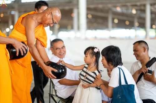 ภาพ No.318217:วันอาทิตย์ต้นเดือนที่ 5 เมษายน พ.ศ.2569 พิธีตักบาตร ณ บ้านแก้วเรือนทองคุณยายอาจารย์ฯ วัดพระธรรมกาย