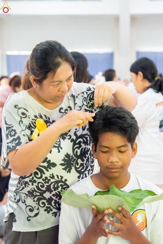 ภาพ No.320103:วันเสาร์ที่ 4 เมษายน 2569 พิธีตัดปอยผม ขอขมาผู้ปกครอง  มอบบาตร-ผ้าไตร และพิธีบรรพชาสามเณร 87 รูป  ณ ศูนย์ปฏิบัติธรรมระยอง(บ้านช่องลม)  ต.บางบุตร อ.บ้านค่าย จ.ระยอง