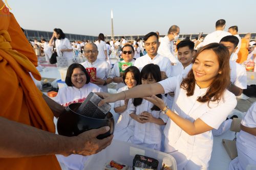 ภาพ No.279878:วันที่ 1 มกราคม พ.ศ.2569 พิธีตักบาตรในวันขึ้นปีใหม่ ณ ลานธรรม วัดพระธรรมกาย