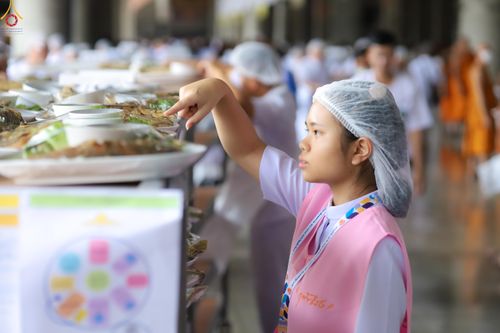 ภาพ No.325735:วันที่ 22 เมษายน พ.ศ.2569(วันคุ้มครองโลก) งานถวายมหาสังฆทาน 40,000 กว่าวัดทั่วประเทศ เจ้าหน้าที่ สาธุชน ร่วมใจจัดเตรียมภัตตาหารเพล (ชุด 2)