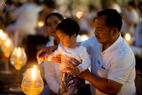 ภาพ No.290153:วันที่ 6 มกราคม พ.ศ. 2569 พิธีจุดประทีปถวายเป็นพุทธบูชา และบูชาธรรมมหาปูชนียาจารย์ (ภาพชุดที่ 2) ณ อนุสรณ์สถานมหาวิหารพระมงคลเทพมุนี (โลตัสแลนด์) อ.สองพี่น้อง จ.สุพรรณบุรี ในโครงการธรรมยาตรา กตัญญูบูชา มหาปูชนียาจารย์ พระมงคลเทพมุนี(สด จนฺทสโร) พระผู้ปรา