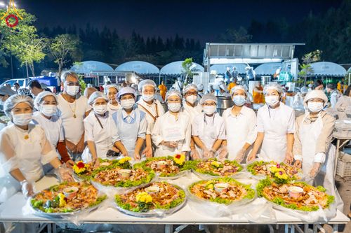 ภาพ No.106023:พิธีถวายภัตตาหารเป็นสังฆทาน แด่คณะพระธรรมยาตราฯ ในโครงการธรรมยาตรากตัญญูบูชา มหาปูชนียาจารย์ พระมงคลเทพมุนี(สด จนฺทสโร) พระผู้ปราบมาร อนุสรณ์สถาน 7 แห่ง ปีที่ 12 วันที่ 3 มกราคม พ.ศ. 2567 ณ อนุสรณ์สถานโลตัสแลนด์ จ.สุพรรณบุรี