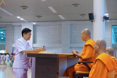 ภาพ No.311656:วันอาทิตย์ต้นเดือนที่ 1 มีนาคม พ.ศ.2569 สัมมนาพิเศษ พิธีมอบรูปหล่อโลหะหลวงปู่วัดปากน้ำ พระมงคลเทพมุนี พิธีมุทิตาสักการะในโอกาสพระครูปลัดรัตนวีรวัฒน์(รังสฤษดิ์ อิทธิจินฺตโก) เจ้าอาวาสวัดพระธรรมกาย  ดำรงตำแหน่งเป็น “ที่ปรึกษาเจ้าคณะจังหวัดปทุมธานี”  ณ ห้อง