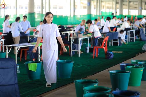 ภาพ No.322716:วันที่ 15-18 เมษายน พ.ศ.2569 การเเตรียมโต๊ะฉัน , เตรียมจุดพักค้าง , เรียงเก้าอี้ , เรียงกล่องไทยธรรม  เพื่องานถวายมหาสังฆทาน 40,000 กว่าวัดทั่วประเทศ วันคุ้มครองโลก 22 เมษายน พ.ศ.2569 วัดพระธรรมกาย