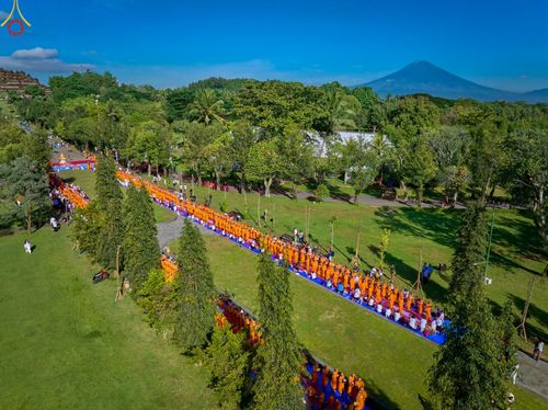 ภาพ No.68367:พิธีตักบาตร ณ พระมหาเจดีย์บรมพุทโธ ประเทศอินโดนีเซีย วันที่ 18 ธันวาคม พ.ศ. 2565