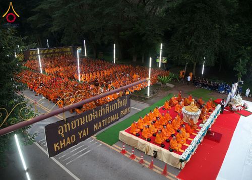 ภาพ No.286006:วันเสาร์ที่ 13 ธันวาคม พ.ศ.2568 พิธีตักบาตรพระภิกษุสามเณร 1,000 รูป ณ บริเวณหน้าอุทยานแห่งชาติเขาใหญ่ อำเภอปากช่อง จ.นครราชสีมา