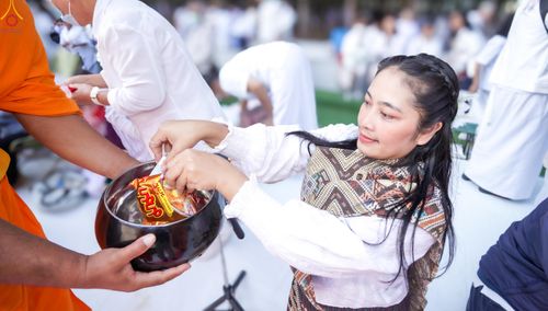 ภาพ No.289409:วันที่ 7 มกราคม พ.ศ. 2569 พิธีตักบาตรพระธรรมยาตรา ณ อนุสรณ์สถานลำดับที่ 1 สถานที่เกิดด้วยรูปกายเนื้อ อนุสรณ์สถานมหาวิหารพระมงคลเทพมุนี (โลตัสแลนด์) อ.สองพี่น้อง จ.สุพรรณบุรี ในโครงการธรรมยาตรา กตัญญูบูชา มหาปูชนียาจารย์ พระมงคลเทพมุนี(สด จนฺทสโร) พระผู้ป