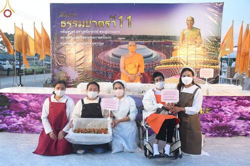 ภาพ No.73992:พิธีถวายภัตตาหารเป็นสังฆทาน แด่คณะพระธรรมยาตราฯ ในโครงการธรรมยาตรากตัญญูบูชา มหาปูชนียาจารย์ พระมงคลเทพมุนี(สด จนฺทสโร) พระผู้ปราบมาร อนุสรณ์สถาน 7 แห่ง ปีที่ 11 วันที่ 24 มกราคม พ.ศ. 2566