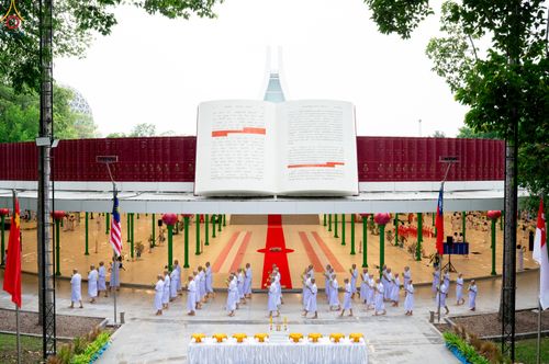 ภาพ No.338701:วันที่ 11 กรกฎาคม พศ.2569 พิธีบรรพชาอุปสมบท โครงการอุปสมบทหมู่ธรรมทายาทนานาชาติ  IDOP รุ่นที่ 21 (ภาษาจีน)  จากประเทศจีน มาเลเซีย สิงคโปร์ และไต้หวัน , โครงการบรรพชาสามเณรโรงเรียนนานาชาติ รุ่นที่ 15