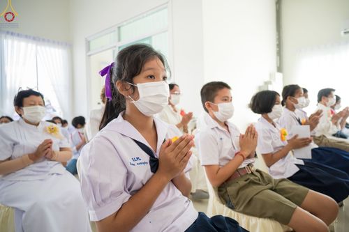 ภาพ No.70336:พิธีเจริญพระพุทธมนต์ ปฏิบัติธรรม มอบทุนการศึกษา ถวายสังฆทาน 139 วัด เพื่อถวายเป็นพุทธบูชา และขับเคลื่อนโครงการหมู่บ้านรักษาศีล 5 โดยคณะสงฆ์จังหวัดสุพรรณบุรี คณะศิษยานุศิษย์วัดพระธรรมกาย โครงการธรรมยาตรา ปีที่ 11 วันที่ 7 มกราคม พ.ศ. 2566 ณ ศูนย์ปฏิบัติธร