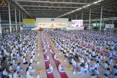 ภาพ No.63893:พิธีขอขมาและมอบผ้าไตรแด่นาคธรรมทายาท โครงการอุปสมบทบูชาธรรมมหาปูชนียาจารย์ วันอาทิตย์ที่ 20 พฤศจิกายน พ.ศ. 2565