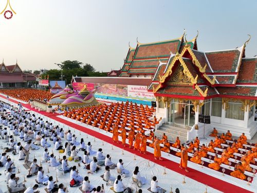 ภาพ No.71866:พิธีจุดประทีปถวายเป็นพุทธบูชา และบูชาธรรมมหาปูชนียาจารย์ ในโครงการธรรมยาตรากตัญญูบูชา มหาปูชนียาจารย์ พระมงคลเทพมุนี(สด จนฺทสโร) พระผู้ปราบมาร ปีที่ 11 ณ อนุสรณ์สถานลำดับที่ 3 สถานที่เกิดใหม่ในเพศสมณะ วัดสองพี่น้อง อ.สองพี่น้อง จ.สุพรรณบุรี วันที่ 17 มกร