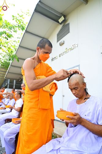 ภาพ No.65575:พิธีปลงผม และพิธีขอขมามอบผ้าไตร นาคธรรมทายาท ในโครงการอุปสมบทบูชาธรรม มหาปูชนียาจารย์ประจำปี 2565 ณ ศูนย์ปฏิบัติธรรมภาคใต้ บางกล่ำ จ.สงขลา วันที่ 19 พฤศจิกายน พ.ศ. 2565