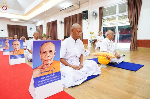 ภาพ No.65445:พิธีขอขมาผู้ปกครอง โดยนาคธรรมทายาท ในโครงการอุปสมบทบูชาธรรม มหาปูชนียาจารย์ประจำปี 2565 วันที่ 19 พฤศจิกายน พ.ศ. 2565 ณ ศูนย์ปฏิบัติธรรมลำปาง