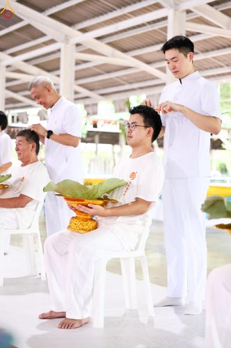 ภาพ No.338268:วันอาทิตย์ที่ 5 กรกฎาคม พศ.2569 พิธีตัดปอยผมธรรมทายาทนานาชาติ IDOP รุ่นที่ 21 จากประเทศจีน มาเลเซีย สิงคโปร์ และไต้หวัน ณ โถงช้าง วัดพระธรรมกาย