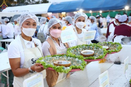 ภาพ No.70376:พิธีถวายภัตตาหารเป็นสังฆทาน แด่คณะพระธรรมยาตราฯ ในโครงการธรรมยาตราฯ ปีที่ 11 ณ อนุสรณ์สถานคลองบางนางแท่น อ.สามพราน จ.นครปฐม วันที่ 12 มกราคม พ.ศ. 2566