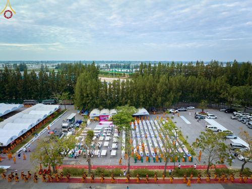 ภาพ No.69237:พิธีถวายภัตตาหารเป็นสังฆทาน แด่คณะพระธรรมยาตราฯ ในโครงการธรรมยาตราฯ ปีที่ 11 ณ อนุสรณ์สถานมหาวิหารพระมงคลเทพมุนี อ.สองพี่น้อง จ.สุพรรณบุรี วันที่ 4 และ 5 มกราคม พ.ศ. 2566