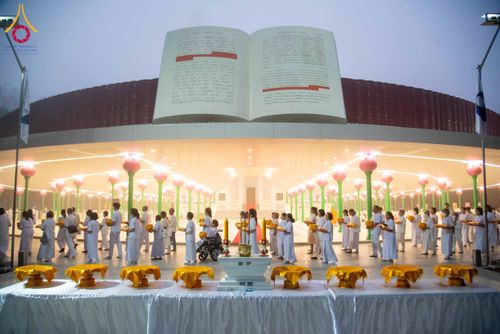 ภาพ No.298028:วันเสาร์ที่ 17 มกราคม พ.ศ. 2569 พิธีบรรพชาอุปสมบท โครงการอุปสมบทหมู่ บูชาธรรมครบ 117 ปี คุณยายอาจารย์มหารัตนอุบาสิกาจันทร์ ขนนกยูง  ณ อุโบสถพระไตรปิฎก วัดพระธรรมกาย