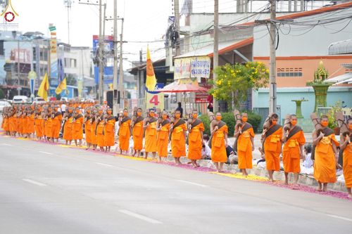 ภาพ No.68977:พิธีต้อนรับพระธรรมยาตรา ในโครงการธรรมยาตรากตัญญูบูชา มหาปูชนียาจารย์ พระมงคลเทพมุนี(สด จนฺทสโร) พระผู้ปราบมาร อนุสรณ์สถาน 7 แห่ง ปีที่ 11 วันที่ 3 มกราคม พ.ศ. 2566 ณ อนุสรณ์สถานมหาวิหารพระมงคลเทพมุนี จ.สุพรรณบุรี