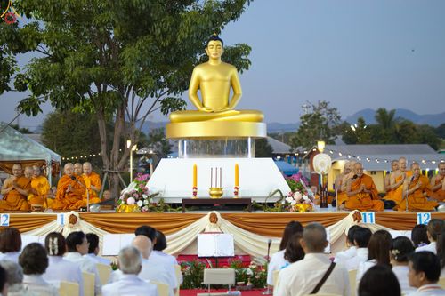 ภาพ No.284147:วันเสาร์ที่ 20 ธันวาคม พ.ศ.2568  พิธีตักบาตรพระ 10,000 รูป เนื่องในโอกาส 194 ปี จังหวัดกาญจนบุรี และอุทิศส่วนกุศลให้แด่บรรพชนทั้งหลาย บริเวณถนนสองแคว (Skywalk) เมืองกาญจนบุรี