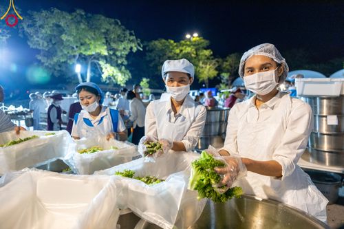 ภาพ No.106307:พิธีถวายภัตตาหารเป็นสังฆทาน แด่คณะพระธรรมยาตราฯ ในโครงการธรรมยาตรากตัญญูบูชา มหาปูชนียาจารย์ พระมงคลเทพมุนี(สด จนฺทสโร) พระผู้ปราบมาร อนุสรณ์สถาน 7 แห่ง ปีที่ 12 วันที่ 5 มกราคม พ.ศ. 2567 ณ อนุสรณ์สถานโลตัสแลนด์ จ.สุพรรณบุรี